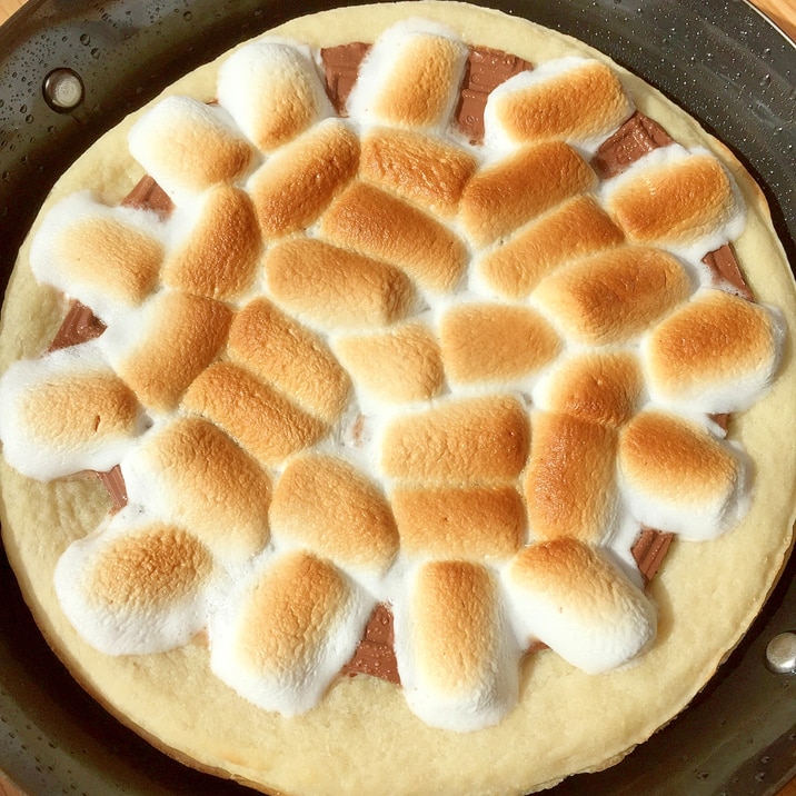 スキレットで簡単スイーツ♪チョコマシュマロピザ